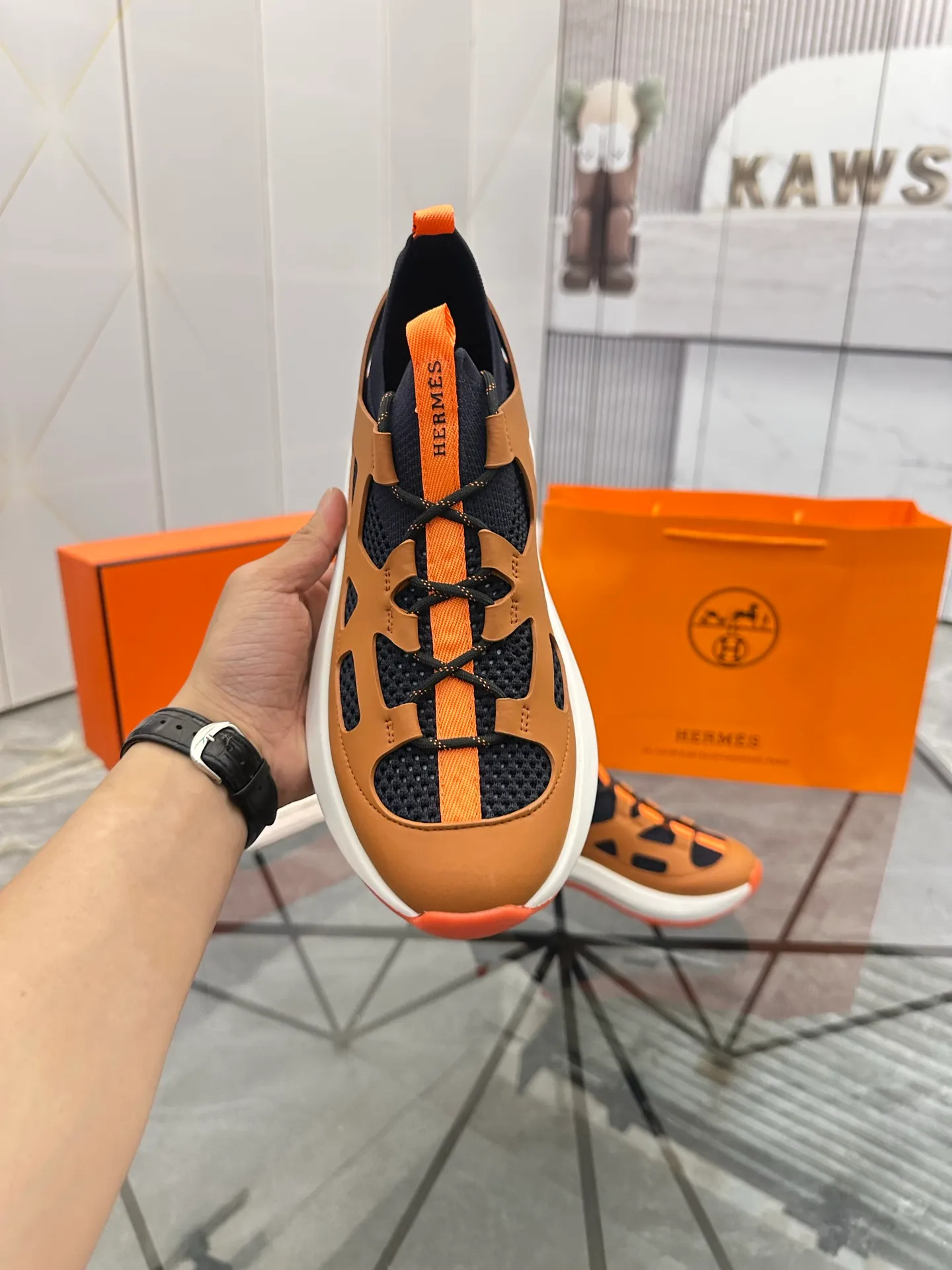Men's shoes for sale 💰: 💰P660¥ High-end top quality Product trademark: Hermes *"Hermès*" low-top casual shoes Regular size: 38-45 (can be customized to 46) Product materials: upper imported first-layer cowhide stitched with original fabric, original rubber sheet, breathable lining, cowhide foot pads, original outsole. No.: 001